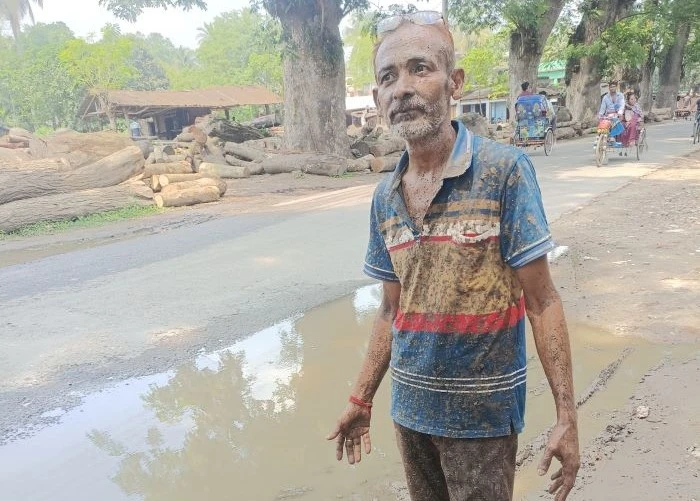 কালীগঞ্জে পৌর এলাকায় সামান্য বৃষ্টিতেই জলাবদ্ধতা, যানবাহনের ছিটানো কাদায় পথচারীরদের দুর্ভোগ